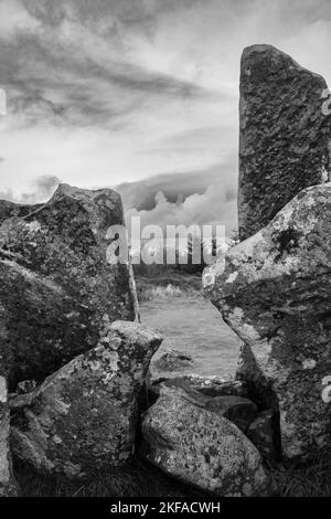 Vista attraverso l'ingresso delle tombe dei Giganti, la tomba neolitica in camoscato, l'isola di Arran, in bianco e nero Foto Stock