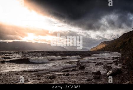 Loch Ness in un giorno tempestoso Foto Stock