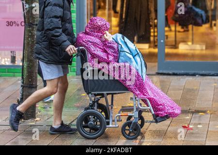 Preston, Lancashire. Meteo UK 17 Nov 2022. Tempo umido e ventoso per gli amanti dello shopping nel centro della città. La nuvola e la pioggia dovrebbero spostarsi verso nord, diffondendosi in tutto il Regno Unito, e a volte pesando. Credit; MediaWorldImages/AlamyLiveNews Foto Stock