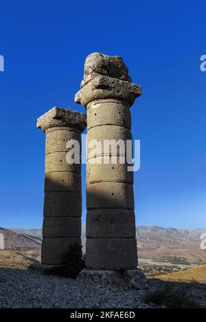 BAGOZU, TURCHIA - 8 OTTOBRE 2020: Queste sono le colonne doriche alla base dell'antica sepoltura del tumulo di Karakus. Foto Stock