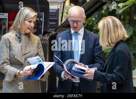 L'AIA - la regina Maxima e il sig. J. van den Broek, presidente della commissione per l'imprenditorialità dei Paesi Bassi, il ministro Micky Adriaansens, il ministro dell'economia e del clima e il sig. J. Vonhof, presidente della MKB-Nederland durante una visita di lavoro presso l'impresa familiare Secrid. La regina riceve, tra l'altro, la relazione annuale "Stato delle PMI”, un'analisi di tendenza delle piccole e medie imprese. ANP LEX VAN LIESHOUT olanda - belgio fuori Foto Stock