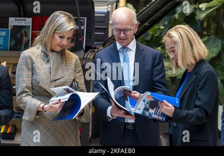 L'AIA - la regina Maxima e il sig. J. van den Broek, presidente della commissione per l'imprenditorialità dei Paesi Bassi, il ministro Micky Adriaansens, il ministro dell'economia e del clima e il sig. J. Vonhof, presidente della MKB-Nederland durante una visita di lavoro presso l'impresa familiare Secrid. La regina riceve, tra l'altro, la relazione annuale "Stato delle PMI”, un'analisi di tendenza delle piccole e medie imprese. ANP LEX VAN LIESHOUT olanda - belgio fuori Foto Stock