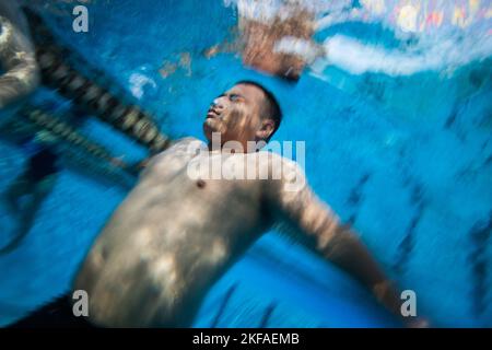 CPL. Marcus Chischilly, di Phoenix, Ariz., si tuffa sott'acqua durante le prove del corpo Marino 2014 al campo base del corpo Marino Pendleton, California, Foto Stock