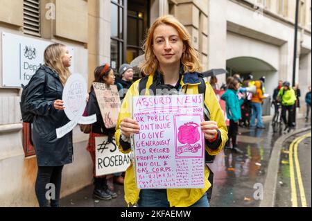 Londra, Regno Unito. 17 novembre 2022. Gli attivisti del clima di Fossil Free London dimostrano al di fuori del Dipartimento dell’Istruzione di richiedere alla North Sear Transition Authority di non approvare il nuovo giacimento petrolifero di Rosebank. Credit: Andrea Domeniconi/Alamy Live News Foto Stock