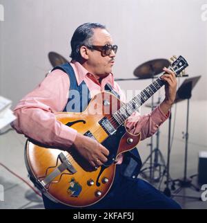 Sonntagskonzert, Sendereihe am Sonntagmittag, Deutschland 1978, Regie: H. Rost, Mitwirkende: Toots Thielemans, Belgischer Jazz Musiker, hier an der Gitarre. Foto Stock