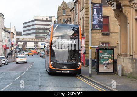 Manchester Road, Burnley Lancashire. Servizio Witchway X43 della Burnley Bus Company. Veicolo dal design nero e arancione. Foto Stock