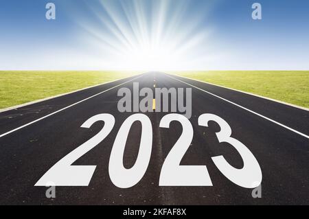 2023 prospettiva stradale con il sole nascente, carta di nuovo anno Foto Stock
