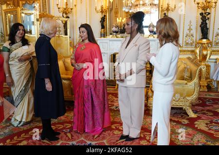 La regina Consort con (da sinistra a destra) Ayesha Dharker, Alexandra Burke e Geri Horner durante un ricevimento per i vincitori del Concorso della Regina del Commonwealth Essay, a Buckingham Palace a Londra. Data immagine: Giovedì 17 novembre 2022. Foto Stock