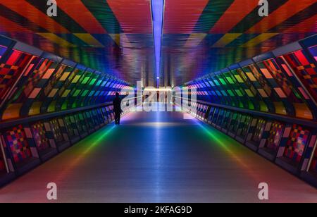 Londra, Regno Unito. 17th novembre 2022. Adams Plaza Bridge a Canary Wharf, con opere d'arte di Camille Walala. Foto Stock