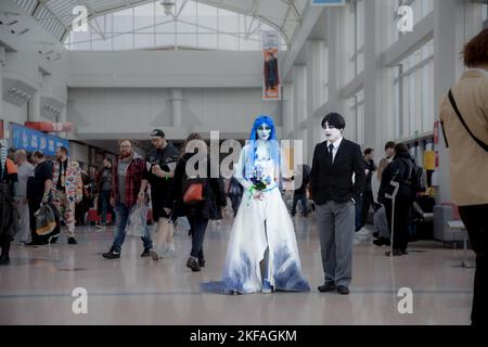 BIRMINGHAM, REGNO UNITO - 13 NOVEMBRE 2022. Un paio di giocatori di squadra che si vestono come Dead Corpse Bride di Timothy Burton e Dead Boy Walking al MCM Bi Foto Stock