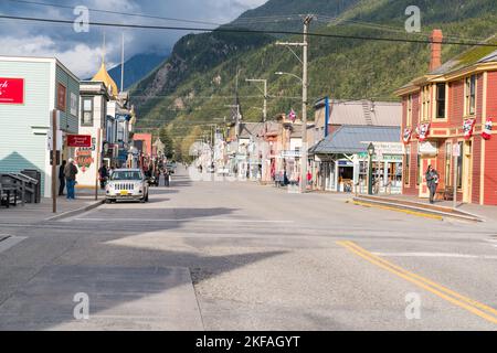 Skagway, AK - 7 settembre 2022: Guardando lungo Broadway Street con negozi e ristoranti a Skagway, Alaska Foto Stock