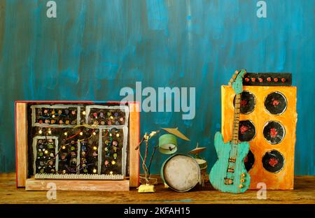 Grungy modelli di cartone di sintetizzatore, drum kit, chitarra, amplificatore e microfono sul palco, musica, performance, concetto di strumenti, spazio copia libero Foto Stock