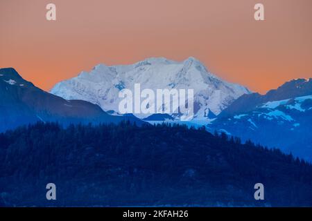 Bagliore dell'alba sulle montagne dell'Alaska Foto Stock