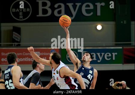 LEVERKUSEN, GERMANIA - NOWEMBER 16, 2022: BARMER 2. Pallacanestro Bundesliga. Gioco di basket Bayer Giants Leverkusen vs Medipolis SC Jena Foto Stock