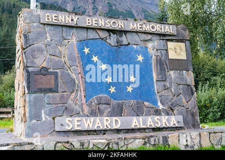 Seward, AK - 1 settembre 2022: Il memoriale di Benny Benson commemora Benny Benson, che ha vinto il concorso per disegnare la bandiera di stato dell'Alaska nel 1927 Foto Stock