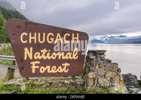 Seward, AK - 3 settembre 2022: Cartello stradale Chugach National Forest lungo l'autostrada vicino a Seward Alaska Foto Stock