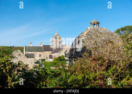 Penmon Priory e Dovecot, sito storico sulla costa meridionale di Anglesey, Galles del Nord Foto Stock