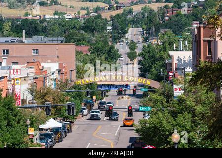 Golden, Colorado - 8 agosto 2022: Benvenuto al segno dorato lungo Washington Street in Colorado dorato Foto Stock