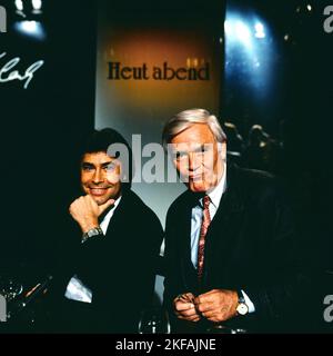 Heut Abend, ARD Talkshow, Deutschland, 1988, Talkgast: Roy Black, deutscher Schlagersänger mit Talkmaster Joachim Fuchsberger. Heut Abend, talk show TV, Germania, 1988, ospite: Il cantante pop tedesco Roy Black con Joachim Fuchsberger Foto Stock