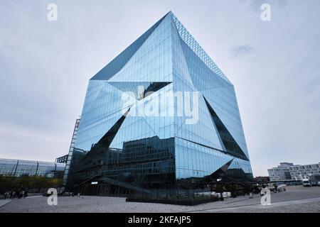 Berlino, Germania - Settembre 2022: Vista dell'edificio moderno e architettonico degli uffici di Cube Berlin presso la stazione centrale di Berlino progettata da 3XN Foto Stock