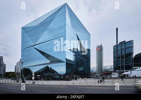 Berlino, Germania - Settembre 2022: Vista dell'edificio moderno e architettonico degli uffici di Cube Berlin presso la stazione centrale di Berlino progettata da 3XN Foto Stock