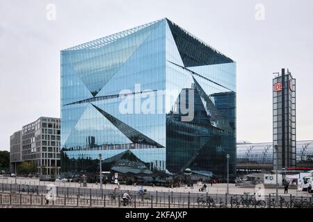 Berlino, Germania - Settembre 2022: Vista dell'edificio moderno e architettonico degli uffici di Cube Berlin presso la stazione centrale di Berlino progettata da 3XN Foto Stock