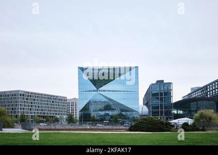 Berlino, Germania - Settembre 2022: Vista dell'edificio moderno e architettonico degli uffici di Cube Berlin presso la stazione centrale di Berlino progettata da 3XN Foto Stock