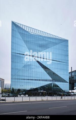 Berlino, Germania - Settembre 2022: Vista dell'edificio moderno e architettonico degli uffici di Cube Berlin presso la stazione centrale di Berlino progettata da 3XN Foto Stock