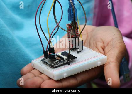 Progetto breadboard o progetto di microcontroller con scheda di controllo programmabile con altri componenti elettronici che mostrano il prototipo del progetto Foto Stock