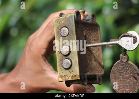 Usato serratura porta con sistema di doppia chiusura tenuto in mano con chiavi Foto Stock
