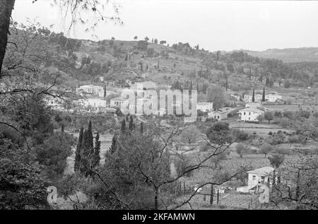 Eine malerische Landschaft mit einer kleinen Ansiedlung in Griechenland, 1950er Jahre. Un paesaggio panoramico con alcune case come insediamento in Grecia, 1950s. Foto Stock