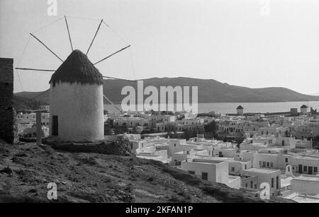 Eine Windmühle über einer kleinen Stadt in Griechenland, 1950er Jahre. Un mulino a vento su una piccola città in Grecia, 1950s. Foto Stock