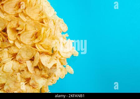 I cibi fritti sono dannosi per la salute. Mangiare sano. Patatine fritte. Cibi non sani. Spazio vuoto per il testo. Cibo nocivo. Patate fritte e. Foto Stock