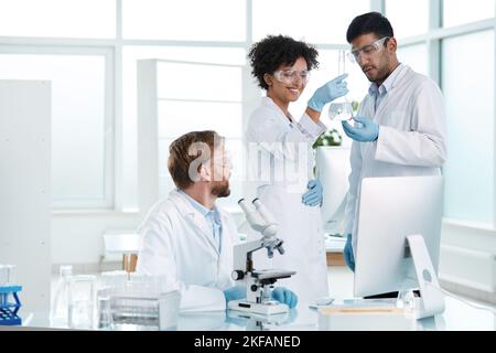 gruppo di scienziati che discutono i risultati delle loro ricerche . Foto Stock