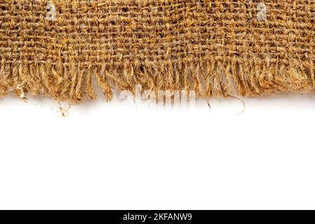 Texture di burlap su uno sfondo bianco primo piano. Fibre tessili. Tessuto con spazio vuoto per un'iscrizione Foto Stock