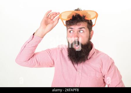 L'uomo bearded indossa gli occhiali da sole. Hippster indossare tapparelle estremamente grandi occhiali da sole. Occhiali da sole attributo vacanza. Occhiali da sole per la protezione degli occhi estate Foto Stock