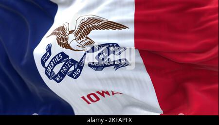 Vista ravvicinata della bandiera dello stato dell'Iowa che sventola nel vento. Iowa è uno stato della regione del Midwest degli Stati Uniti. Sfondo a trama di tessuto. Selettivo foc Foto Stock