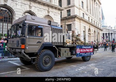 1st Battaglione del camion militare delle Guardie di Londra alla sfilata del Lord Mayor's Show nella City of London, Regno Unito Foto Stock