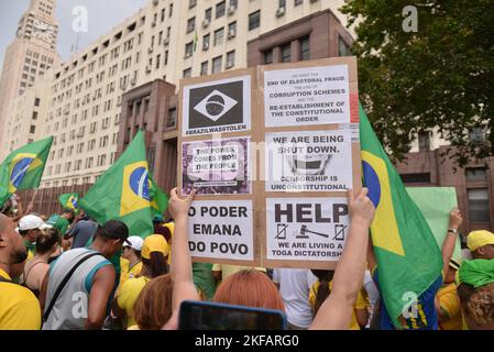 Dimostrazione contro le frodi nelle macchine elettroniche di voto del Brasile alle elezioni presidenziali del 2022 a Rio de Janeiro, questo martedì (11/15/2011). Foto Stock