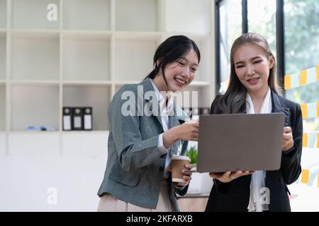 Incontro d'affari asiatico per analizzare e discutere la situazione sul rapporto finanziario nella sala riunioni. Consulente di investimento, consulente finanziario e. Foto Stock