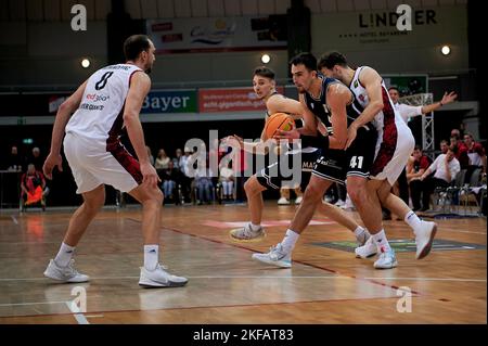 LEVERKUSEN, GERMANIA - NOWEMBER 16, 2022: BARMER 2. Pallacanestro Bundesliga. Gioco di basket Bayer Giants Leverkusen vs Medipolis SC Jena Foto Stock