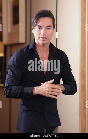 Madrid, Spagna. 17th Nov 2022. Julio Jose Iglesias Preysler, durante la foto per il 'Ghost' firma il 17 novembre 2022, a Madrid, Spagna (Foto di Oscar Gonzalez/NurPhoto) Credit: NurPhoto/Alamy Live News Foto Stock