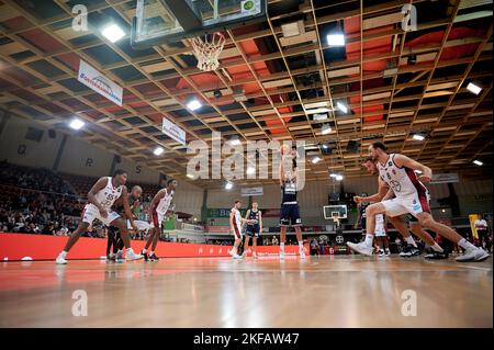 LEVERKUSEN, GERMANIA - NOWEMBER 16, 2022: BARMER 2. Pallacanestro Bundesliga. Gioco di basket Bayer Giants Leverkusen vs Medipolis SC Jena Foto Stock