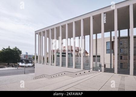 Berlino, Germania - Settembre 2022: Il moderno edificio d'ingresso della James Simon Gallery, il Centro visitatori dell'Isola dei Musei di Berlino progettato da Chiperfield Foto Stock