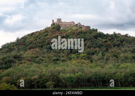 Castello Szigliget, Lago Balaton, Ungheria le rovine della fortezza medievale sorgono in cima alla collina di 239m Várhegy. Fu costruita da Favus di Pannonhalma betw Foto Stock