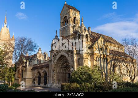 Cappella di Ják, chiesetta con l'intricato portale a più livelli nel Parco cittadino di Budapest, Ungheria, Europa dell'Est. Foto Stock