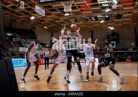 LEVERKUSEN, GERMANIA - NOWEMBER 16, 2022: BARMER 2. Pallacanestro Bundesliga. Gioco di basket Bayer Giants Leverkusen vs Medipolis SC Jena Foto Stock