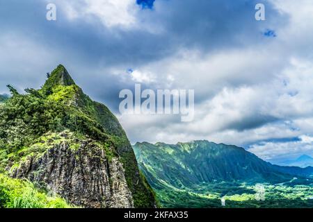 Colorful Nuuanu Pali Outlook Green Koolau Mountain Range Oahu Hawaii Costruito 1958 luogo Bloody Nuuanu Battaglia che ha reso Kamehameha i King View Windward N Foto Stock