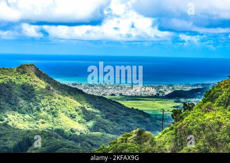 Colorful Kailua City Nuuanu Pali Outlook Green Koolau Mountain Range Oahu Hawaii Costruito 1958 luogo sanguinante Nuuanu Battaglia che ha reso Kamehameha i re vie Foto Stock