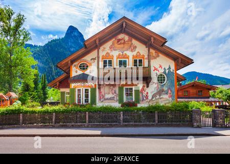 Oberammergau, Germania - 03 luglio 2021: Rotkappchenhaus o piccola casa del Cappuccetto Rosso con dipinto Luftlmalerei. Luftlmalerei è una forma d'arte del bayern Foto Stock